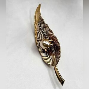 "5/$25" Vintage Gold Feather Leaf Faux Pearl Brooch